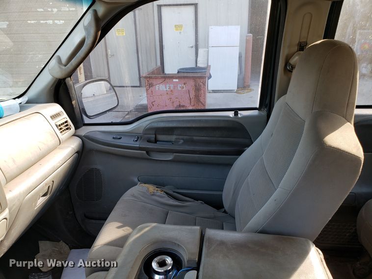 image for item ET9914 2004 Ford F350 Super Duty Crew Cab pickup truck