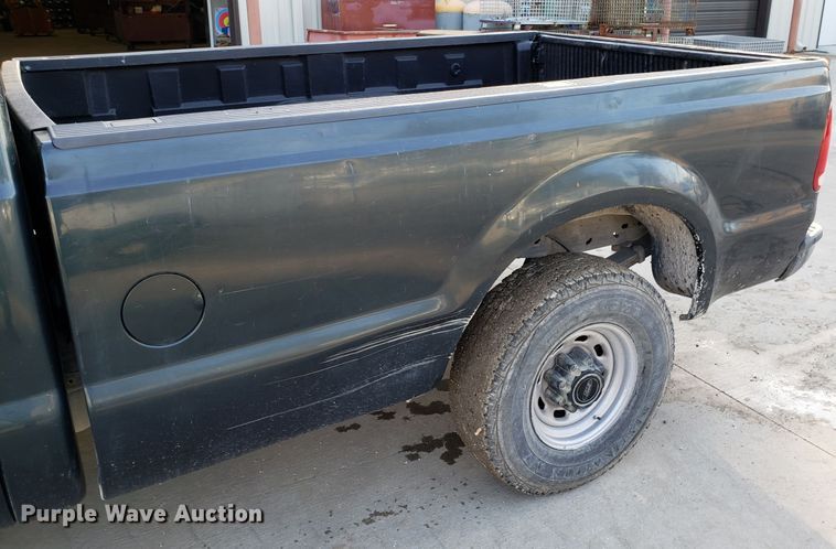 image for item ET9914 2004 Ford F350 Super Duty Crew Cab pickup truck