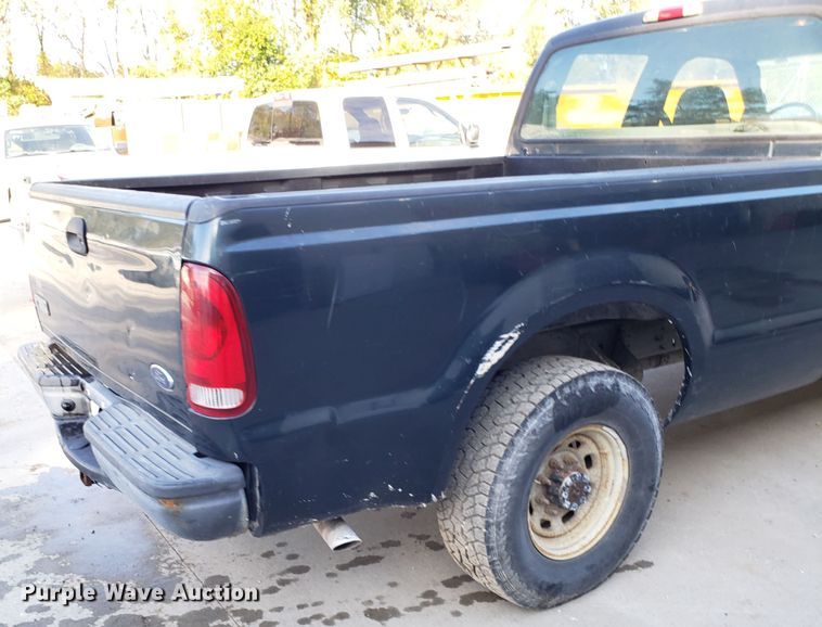 image for item ET9914 2004 Ford F350 Super Duty Crew Cab pickup truck