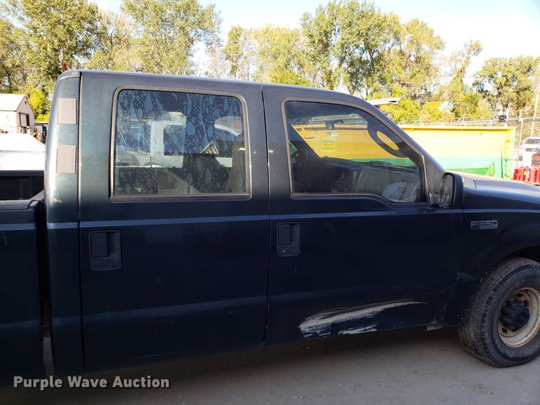 image for item ET9914 2004 Ford F350 Super Duty Crew Cab pickup truck