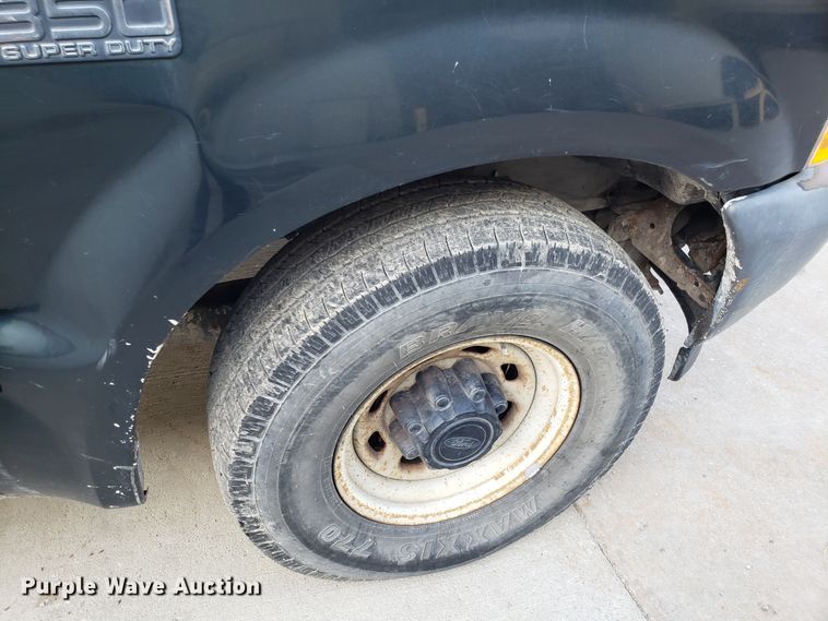 image for item ET9914 2004 Ford F350 Super Duty Crew Cab pickup truck