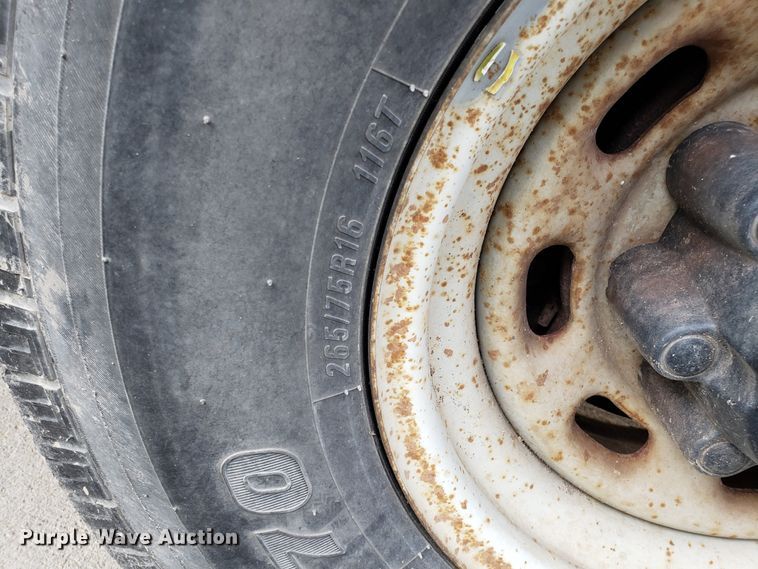 image for item ET9914 2004 Ford F350 Super Duty Crew Cab pickup truck