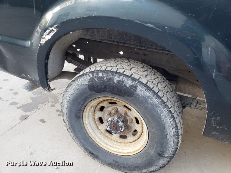 image for item ET9914 2004 Ford F350 Super Duty Crew Cab pickup truck