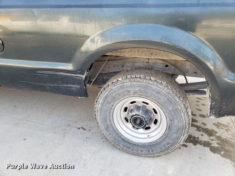 image for item ET9914 2004 Ford F350 Super Duty Crew Cab pickup truck