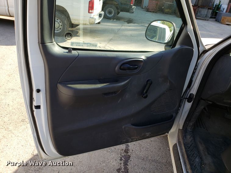 image for item ET9916 2002 Ford F150 pickup truck