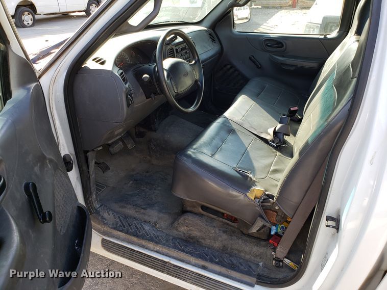 image for item ET9916 2002 Ford F150 pickup truck