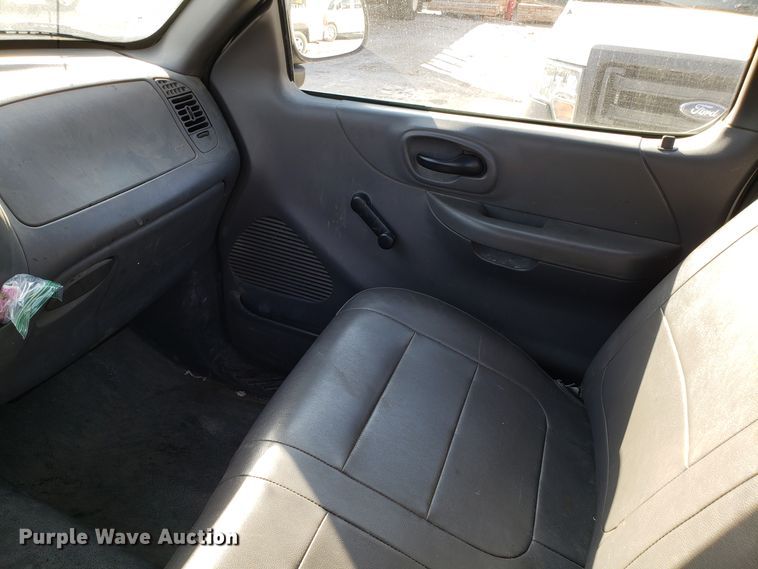 image for item ET9916 2002 Ford F150 pickup truck