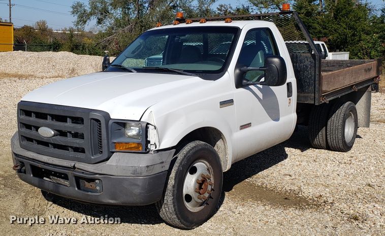 image for item ET9927 2005 Ford F350 Super Duty flatbed pickup truck
