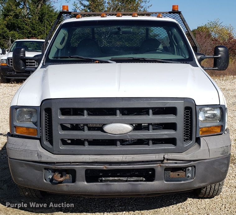 image for item ET9927 2005 Ford F350 Super Duty flatbed pickup truck