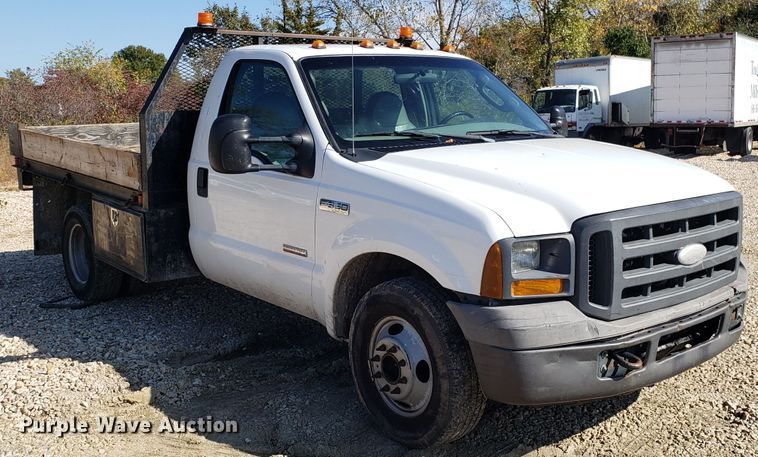 image for item ET9927 2005 Ford F350 Super Duty flatbed pickup truck