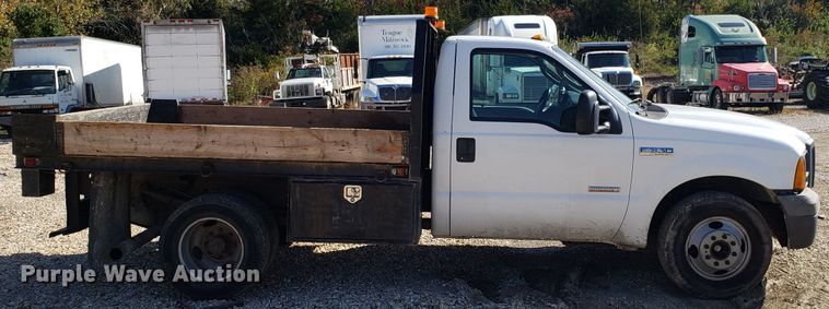 image for item ET9927 2005 Ford F350 Super Duty flatbed pickup truck