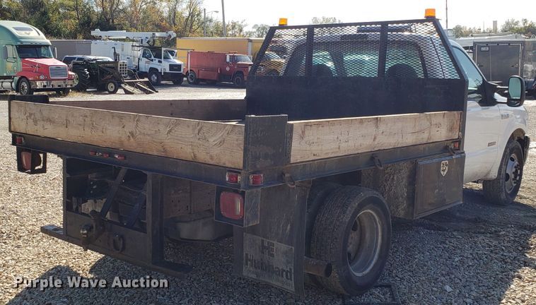 image for item ET9927 2005 Ford F350 Super Duty flatbed pickup truck