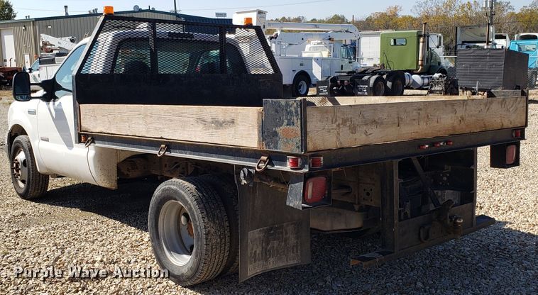image for item ET9927 2005 Ford F350 Super Duty flatbed pickup truck