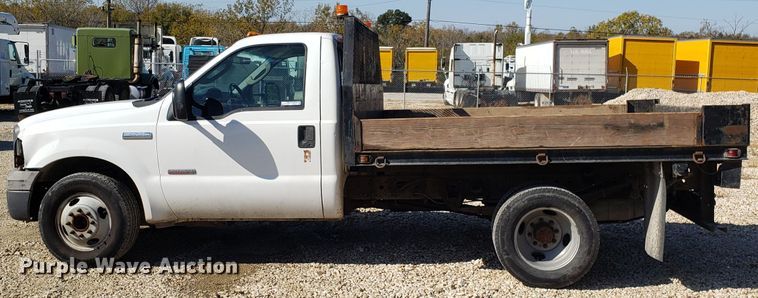 image for item ET9927 2005 Ford F350 Super Duty flatbed pickup truck