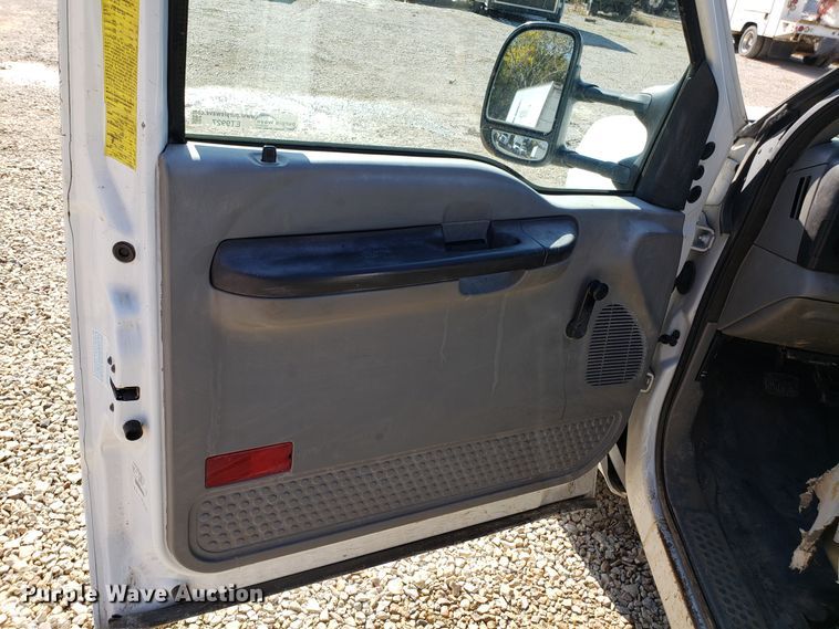 image for item ET9927 2005 Ford F350 Super Duty flatbed pickup truck