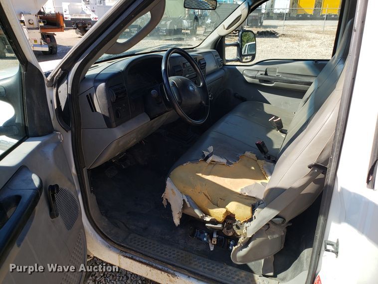 image for item ET9927 2005 Ford F350 Super Duty flatbed pickup truck