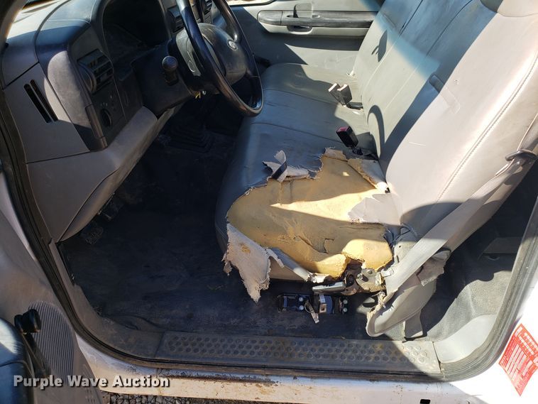 image for item ET9927 2005 Ford F350 Super Duty flatbed pickup truck