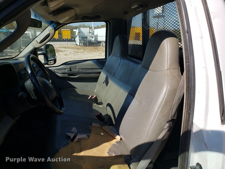 image for item ET9927 2005 Ford F350 Super Duty flatbed pickup truck