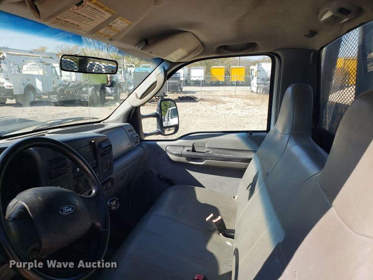 image for item ET9927 2005 Ford F350 Super Duty flatbed pickup truck