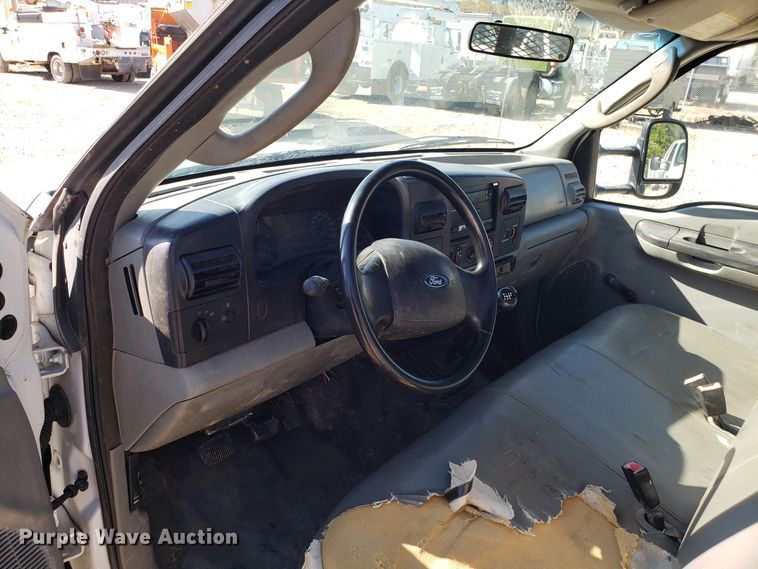 image for item ET9927 2005 Ford F350 Super Duty flatbed pickup truck