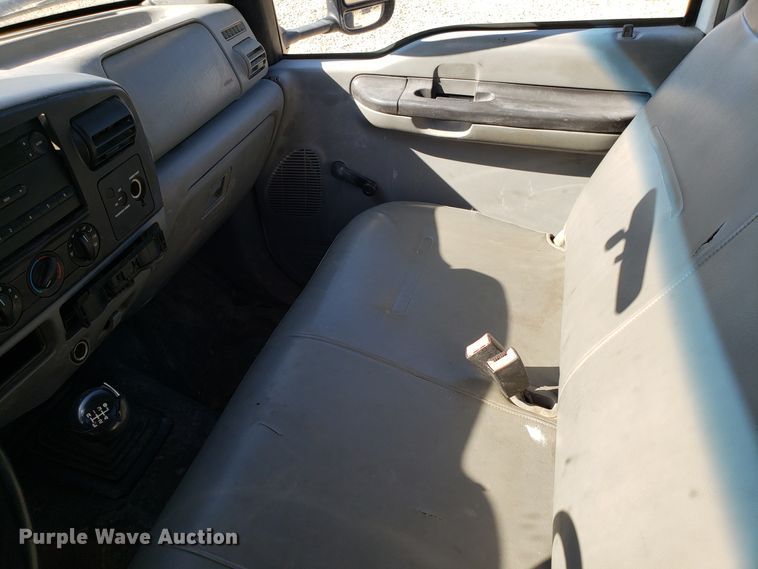 image for item ET9927 2005 Ford F350 Super Duty flatbed pickup truck