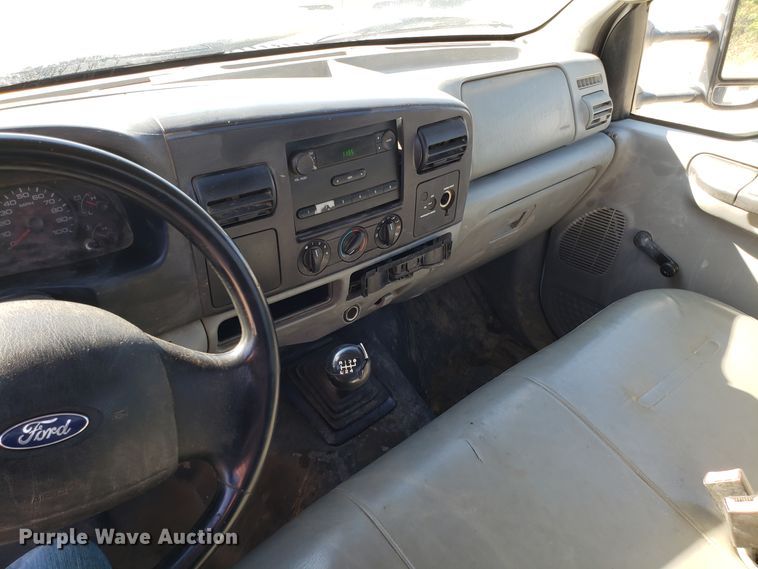 image for item ET9927 2005 Ford F350 Super Duty flatbed pickup truck