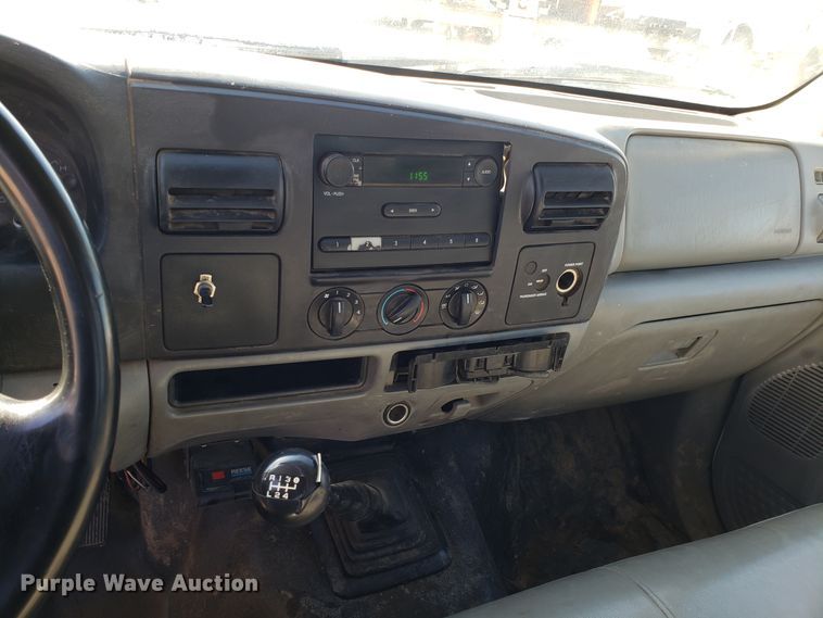 image for item ET9927 2005 Ford F350 Super Duty flatbed pickup truck