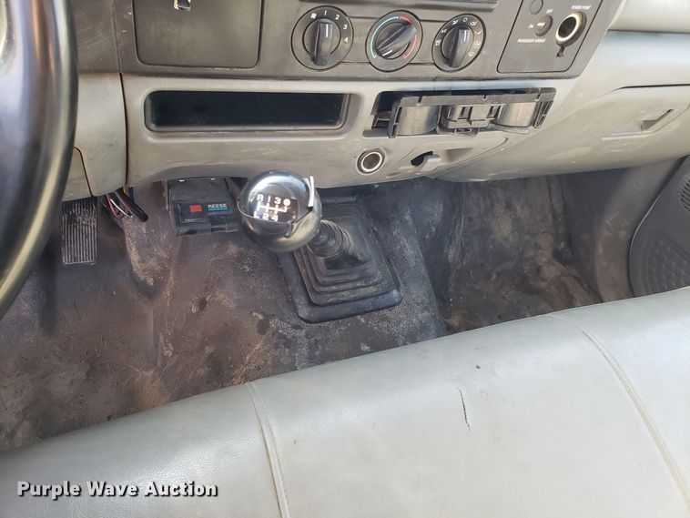 image for item ET9927 2005 Ford F350 Super Duty flatbed pickup truck