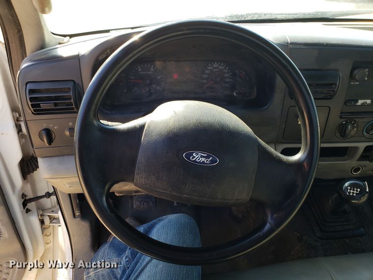 image for item ET9927 2005 Ford F350 Super Duty flatbed pickup truck