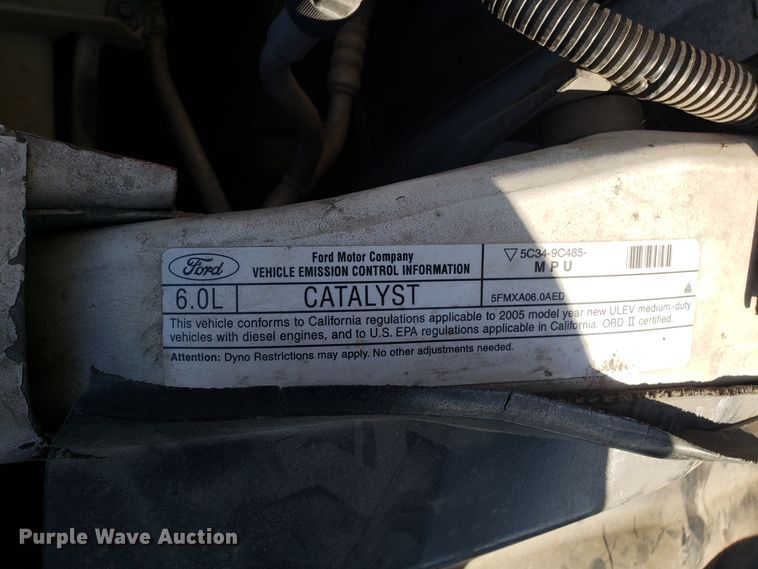 image for item ET9927 2005 Ford F350 Super Duty flatbed pickup truck