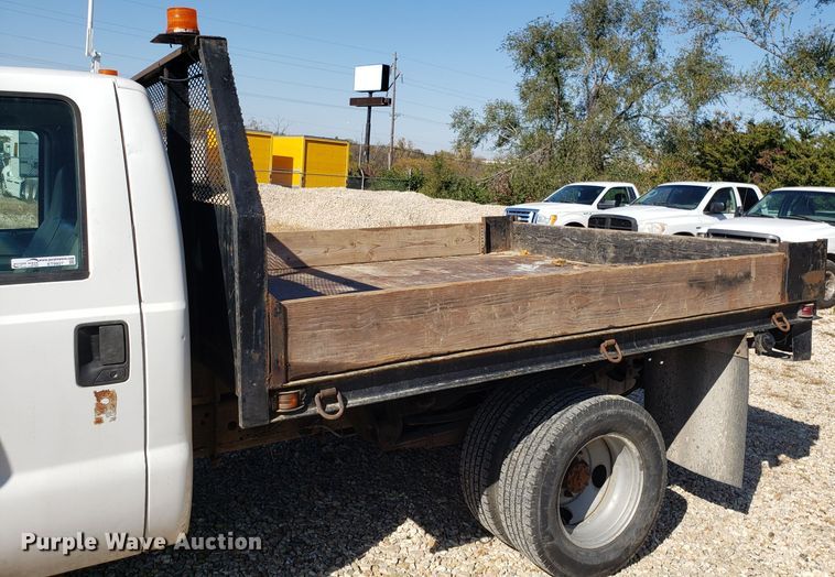 image for item ET9927 2005 Ford F350 Super Duty flatbed pickup truck