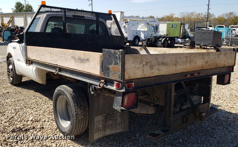 image for item ET9927 2005 Ford F350 Super Duty flatbed pickup truck