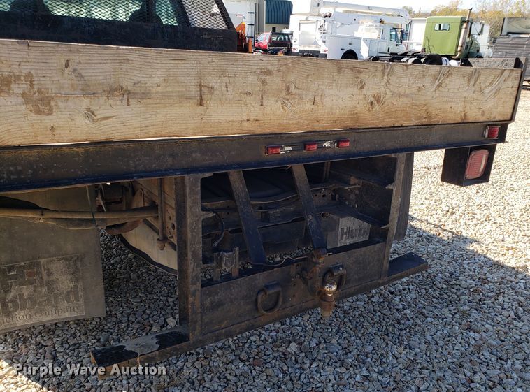 image for item ET9927 2005 Ford F350 Super Duty flatbed pickup truck