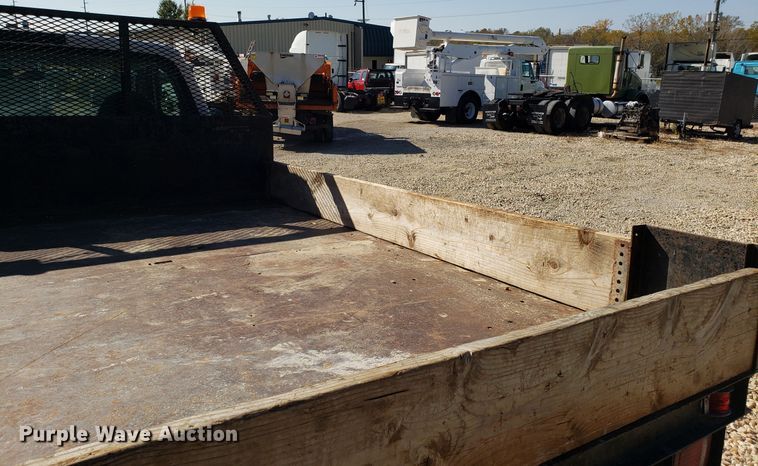 image for item ET9927 2005 Ford F350 Super Duty flatbed pickup truck