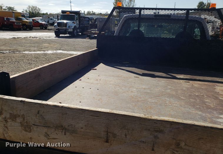 image for item ET9927 2005 Ford F350 Super Duty flatbed pickup truck