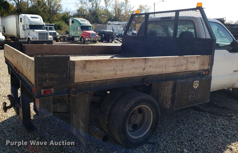 image for item ET9927 2005 Ford F350 Super Duty flatbed pickup truck