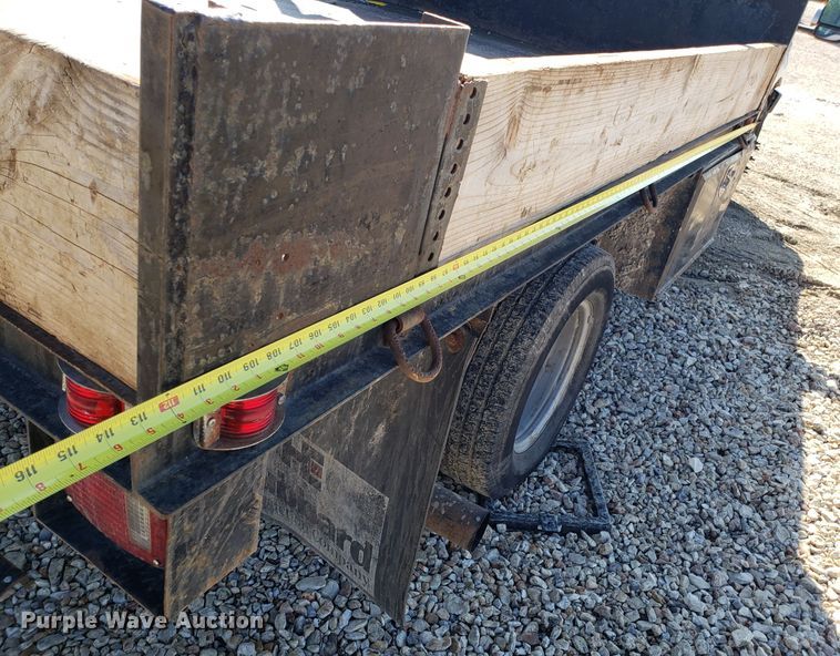 image for item ET9927 2005 Ford F350 Super Duty flatbed pickup truck