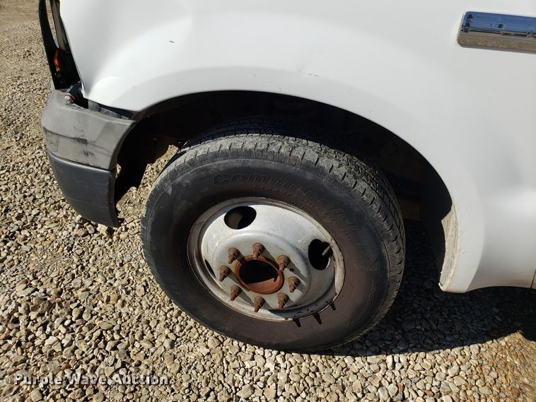 image for item ET9927 2005 Ford F350 Super Duty flatbed pickup truck