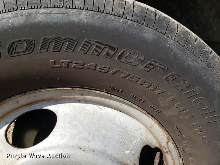 image for item ET9927 2005 Ford F350 Super Duty flatbed pickup truck