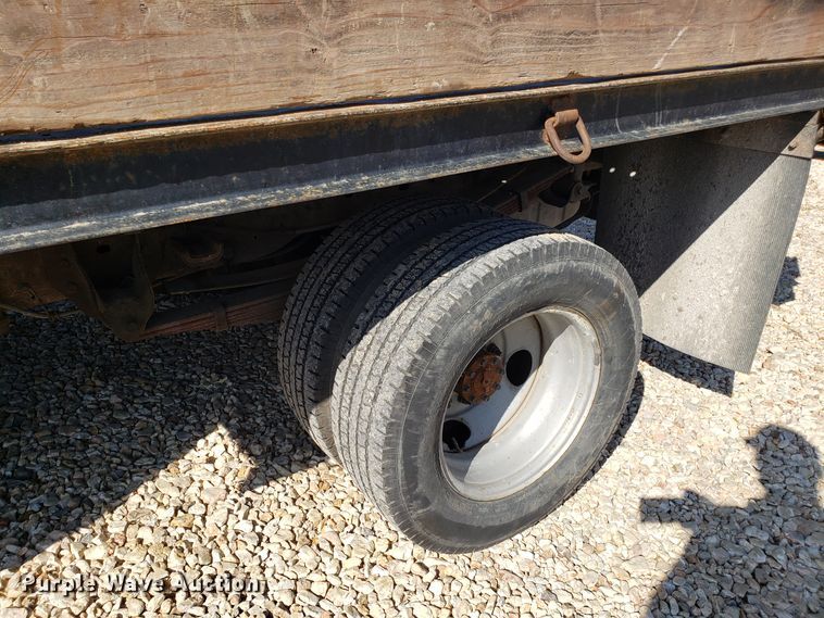 image for item ET9927 2005 Ford F350 Super Duty flatbed pickup truck