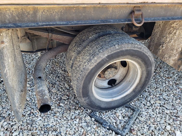 image for item ET9927 2005 Ford F350 Super Duty flatbed pickup truck