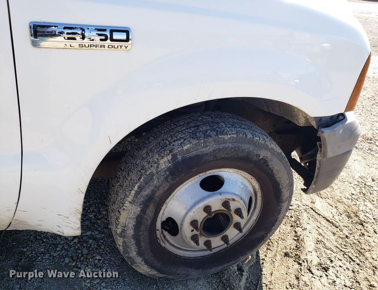 image for item ET9927 2005 Ford F350 Super Duty flatbed pickup truck