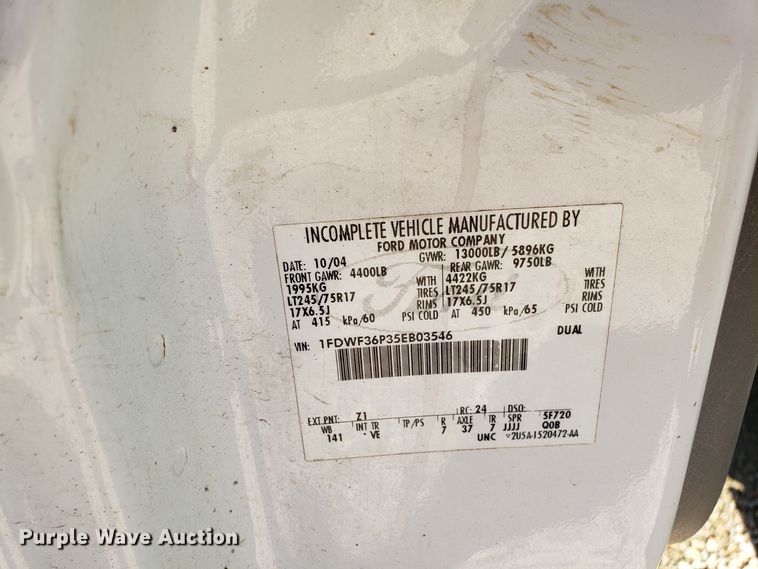 image for item ET9927 2005 Ford F350 Super Duty flatbed pickup truck