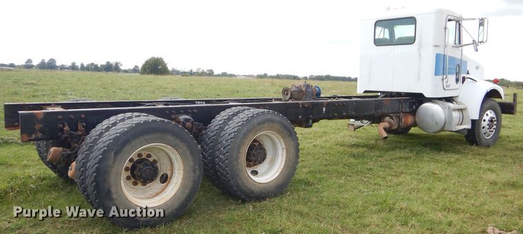 image for item EY9274 1999 Peterbilt 330 truck cab and chassis