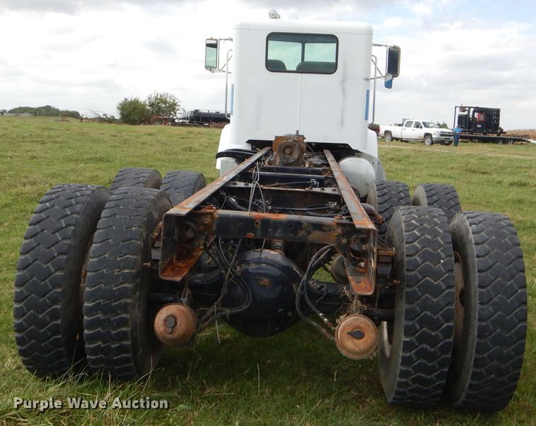 image for item EY9274 1999 Peterbilt 330 truck cab and chassis