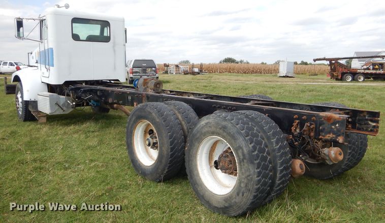 image for item EY9274 1999 Peterbilt 330 truck cab and chassis
