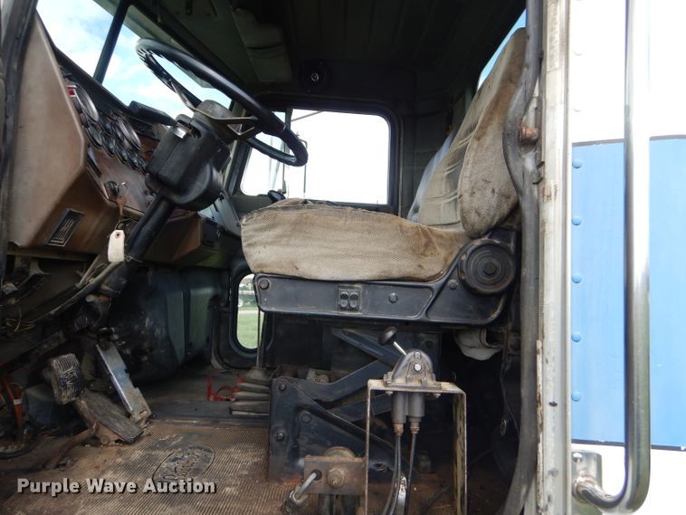 image for item EY9274 1999 Peterbilt 330 truck cab and chassis