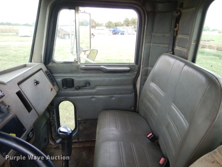 image for item EY9274 1999 Peterbilt 330 truck cab and chassis