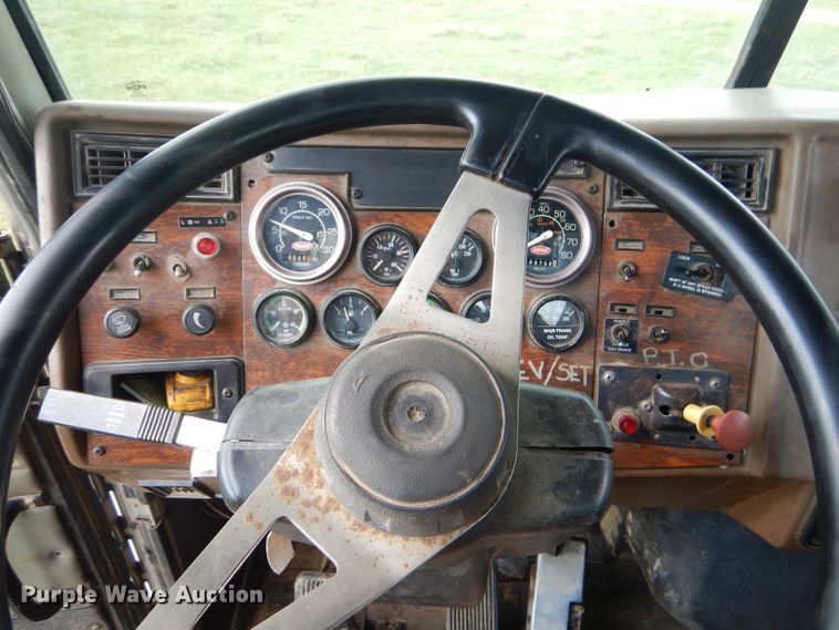 image for item EY9274 1999 Peterbilt 330 truck cab and chassis