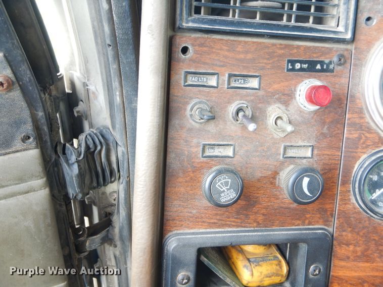 image for item EY9274 1999 Peterbilt 330 truck cab and chassis